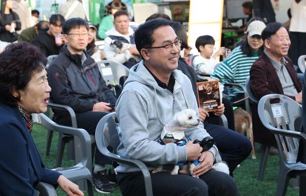 우송대학교 반려동물 놀이터에서 열린 ‘2025 펫비트 페스타’에서 주민들이 반려견과 함께 체험 프로그램을 즐기고 있다. (사진=대전 동구 제공)