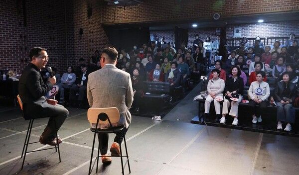 박희조 동구청장이 ‘제7차 동구미래세대 상생협의체’ 인구정책 토크콘서트에서 주민들과 함께 공감토크를 진행하고 있다. (사진=대전 동구)