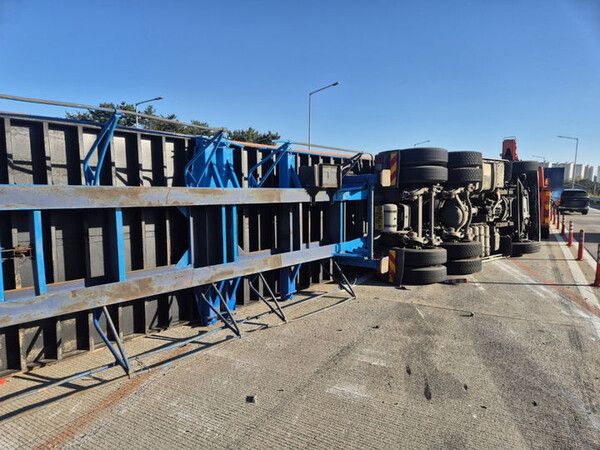 부산 동해고속도로서 트레일러 전도/ 부산경찰청 제공&nbsp;