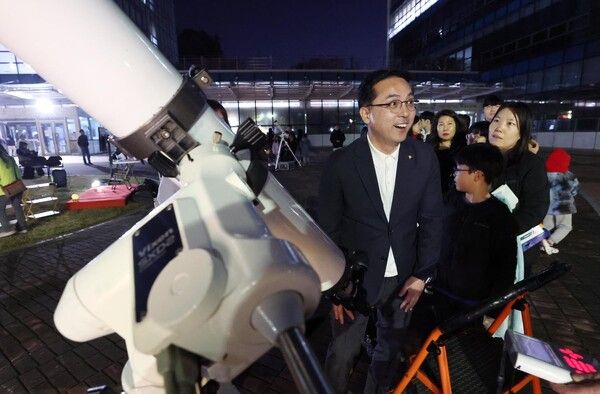 동구청 잔디광장에서 열린&nbsp;‘동구 별빛과학캠프’에서 참여자들이 천체 관측을 하고 있다. (사진=대전 동구)