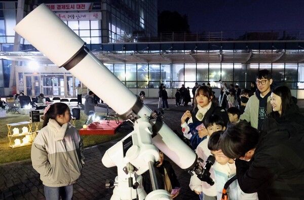 동구청 잔디광장에서 열린&nbsp;‘동구 별빛과학캠프’에서 참여자들이 천체 관측을 하고 있다. (사진=대전 동구)