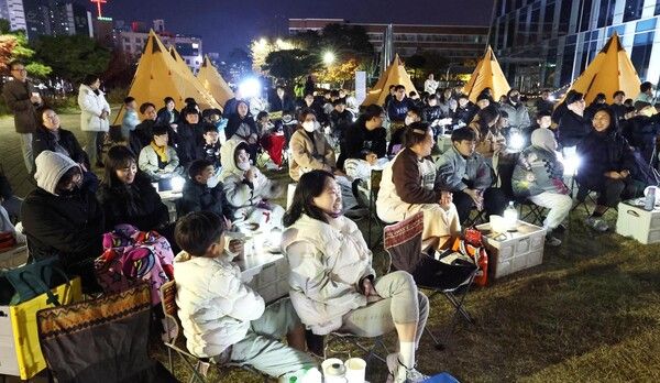 동구청 잔디광장에서 열린&nbsp;‘동구 별빛과학캠프’에서 참여자들이 천체 관측을 하고 있다. (사진=대전 동구)