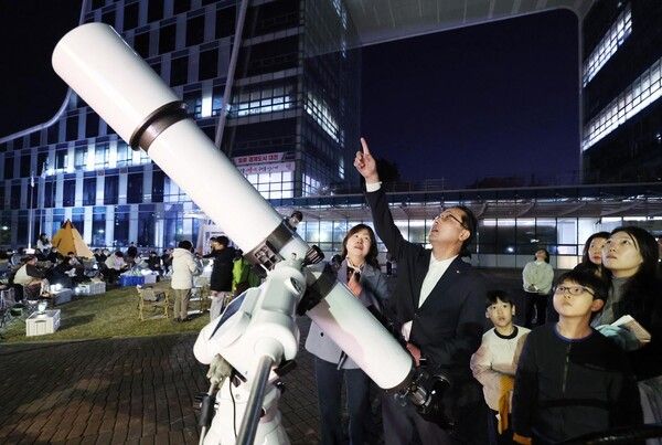 동구청 잔디광장에서 열린&nbsp;‘동구 별빛과학캠프’에서 참여자들이 천체 관측을 하고 있다. (사진=대전 동구)