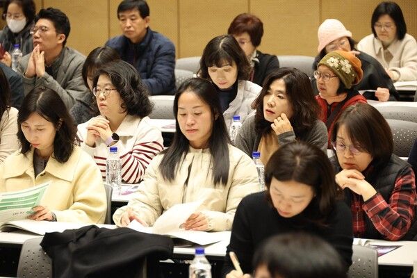 제81차 동구 포럼에서 참석자들이 기념촬영을 하고 있다 (사진=대전 동구)