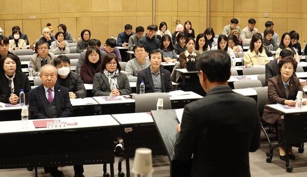 제81차 동구 포럼에서 참석자들이 기념촬영을 하고 있다 (사진=대전 동구)