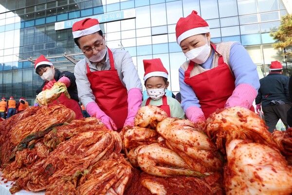 나눔을 위한 김장 김치를 담그는 모습 (사진=대전 동구 제공)