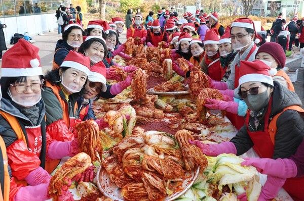 나눔을 위한 김장 김치를 담그는 모습 (사진=대전 동구 제공)