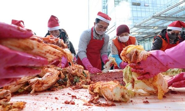 나눔을 위한 김장 김치를 담그는 모습 (사진=대전 동구 제공)