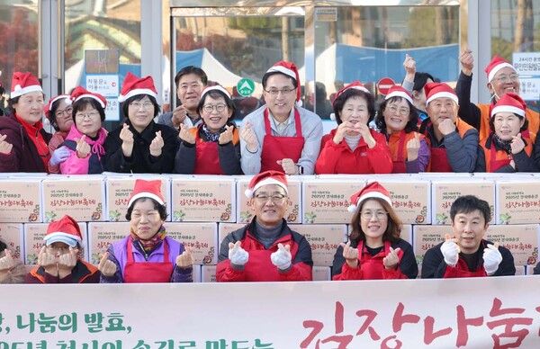 나눔을 위한 김장 김치를 담그는 모습 (사진=대전 동구 제공)