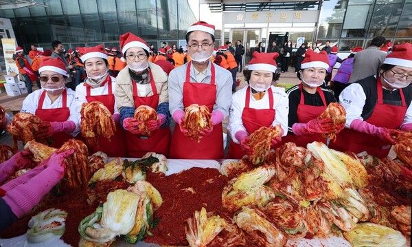 나눔을 위한 김장 김치를 담그는 모습 (사진=대전 동구 제공)
