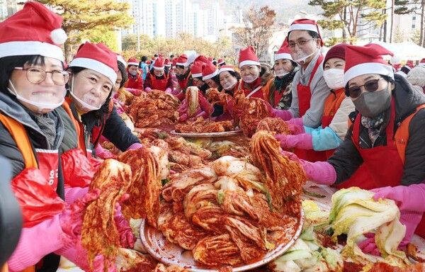 나눔을 위한 김장 김치를 담그는 모습 (사진=대전 동구 제공)