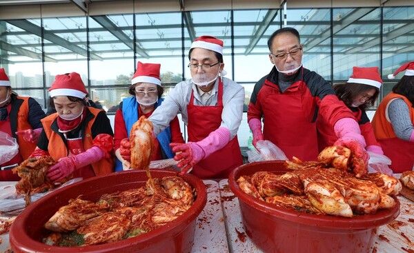 나눔을 위한 김장 김치를 담그는 모습 (사진=대전 동구 제공)
