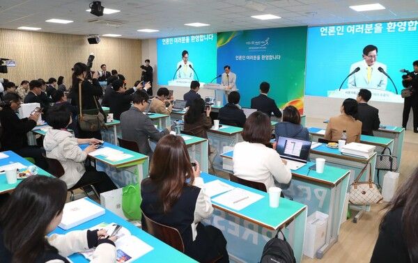 2일 신천지예수교 증거장막성전(총회장 이만희) 청주교회에서 열린 ‘시온기독교선교센터 116기 수료식’ 기자회견에서 이만희 총회장이 발언하고 있다. (사진=신천지예수교회)