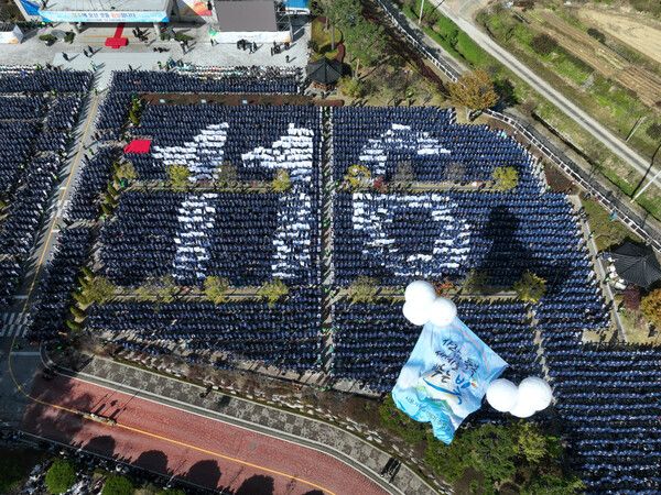 2일 신천지예수교 증거장막성전(총회장 이만희) 청주교회에서 ‘시온기독교선교센터 116기 수료식’이 열린 가운데, 야외 좌석에 수료생들이 앉은 모습 (사진=신천지교회)