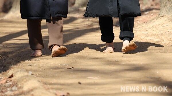 가오근린공원과 효동행정복지센터 인근 도로 현장에서 박희조 동구청장과 주민들이 동네방네 현장스케치를 진행하고 있다. 전우용 기자