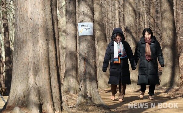 가오근린공원과 효동행정복지센터 인근 도로 현장에서 박희조 동구청장과 주민들이 동네방네 현장스케치를 진행하고 있다. 전우용 기자