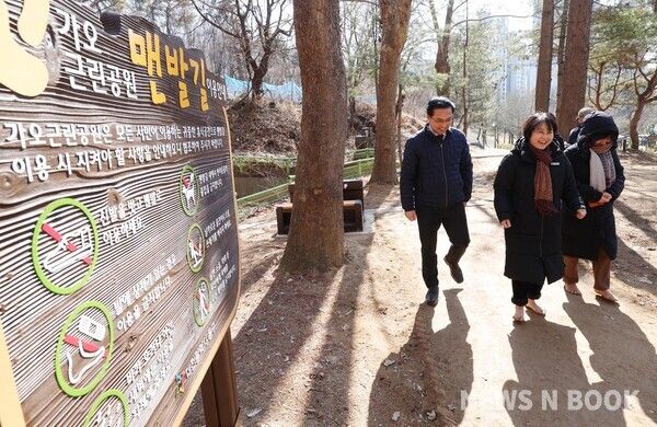 가오근린공원과 효동행정복지센터 인근 도로 현장에서 박희조 동구청장과 주민들이 동네방네 현장스케치를 진행하고 있다. 전우용 기자