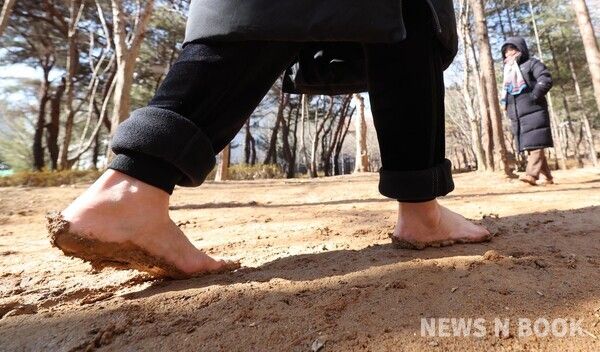 가오근린공원과 효동행정복지센터 인근 도로 현장에서 박희조 동구청장과 주민들이 동네방네 현장스케치를 진행하고 있다. 전우용 기자