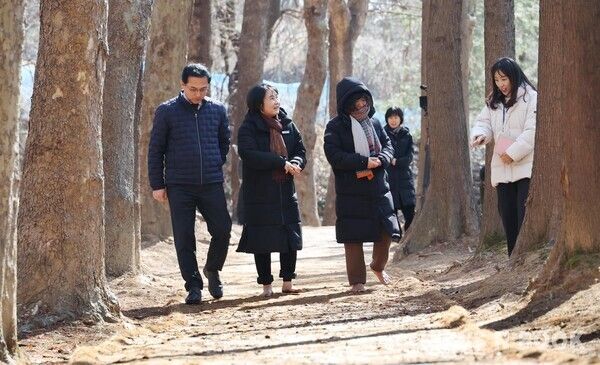 가오근린공원과 효동행정복지센터 인근 도로 현장에서 박희조 동구청장과 주민들이 동네방네 현장스케치를 진행하고 있다. 전우용 기자