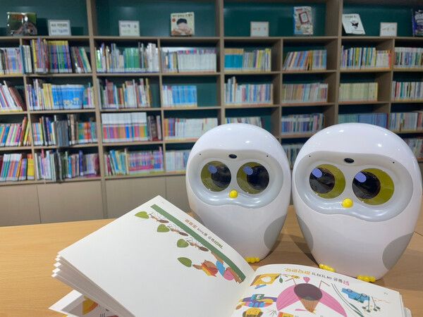 AI비전 기술을 활용한 어린이 대상 책 읽어주는 로봇 루카 (사진=유성구)