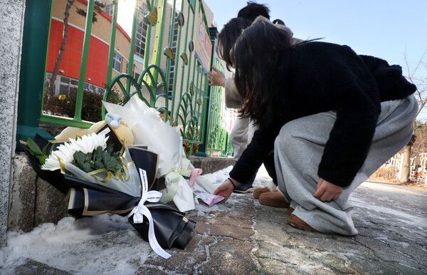 대전 서구 관저동 한 초등학교에서 40대 여교사에게 살해된 고 김하늘양의 추모행렬이 이어지고 있다. 학교앞에는 하늘이를 추모하는 메시지와 국화가 놓여져 있다. 사진=전우용 기자