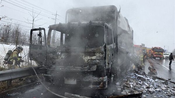 김천 경부고속도로 6.5t 화물차 화재 /경북소방본부 제공&nbsp;