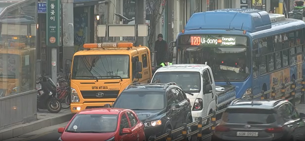 서울 압구정역 돌곶이역 도로 씽크홀, 싱크홀 도로 현장모습 / 경찰청 UTIC 제공