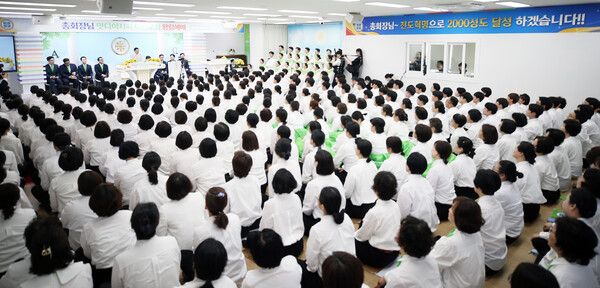 신천지_아산교회_성도들이_20일_이만희_총회장의_설교를_듣고_있다 (사진=신천지 아산교회)