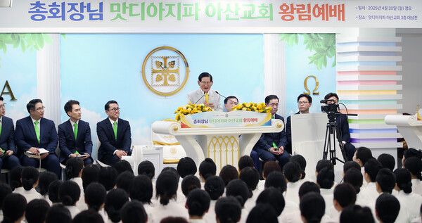 신천지_아산교회_성도들이_20일_이만희_총회장의_설교를_듣고_있다 (사진=신천지 아산교회)
