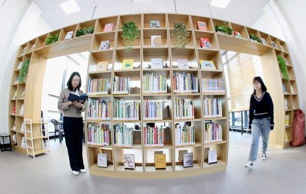 대전 동구에 조성된 동네북(BOOK)네 북카페에서 시민들이 책을 읽고 있다. (사진=대전 동구)