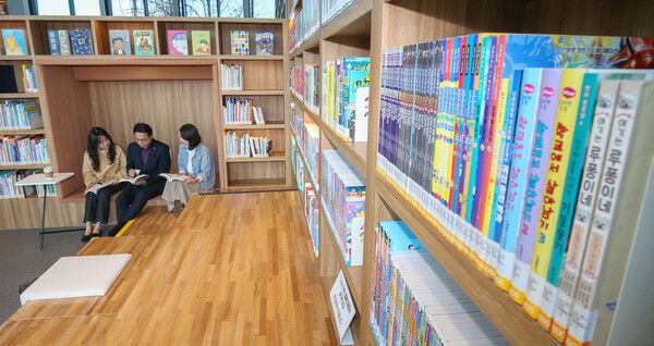 박희조 동구청장이 동네북네 가양1동점을 방문해 책을 읽고있는 모습 (사진=대전 동구 제공)