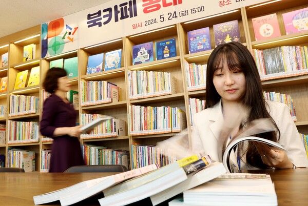 대전 동구에 조성된 동네북(BOOK)네 북카페에서 시민들이 책을 읽고 있다. (사진=대전 동구)