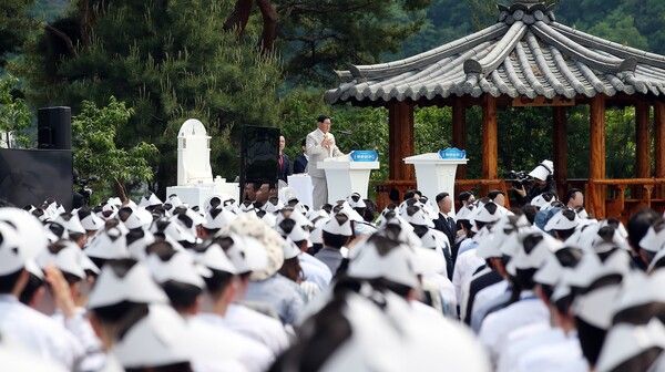 18일17일 신천지예수교회가 개최한 ‘계시성취 실상증거 신천지 말씀대성회’에서 이만희 총회장이 목회자를 대상으로 요한계시록에 대해 강연하고 있다 (사진=신천지 예수교회)