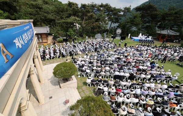 18일신천지예수교회가 17일 신천지 평화연수원에서 개최한 ‘계시성취 실상증거 신천지 말씀대성회’ 전경. 이 자리에는 목회자 500여명이 참석했다 (사진=신천지 예수교회)
