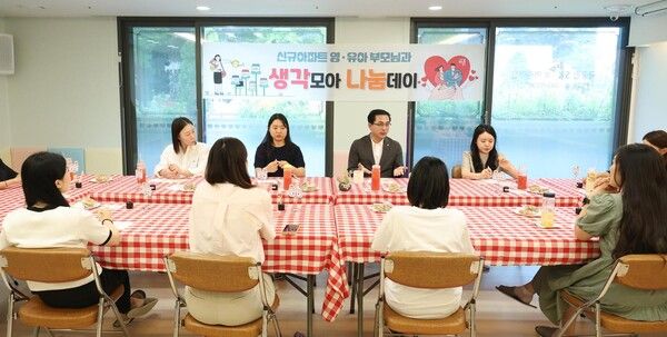 박희조 동구청장이 SK뷰어린이집에서 열린 보육 간담회에 참석해 학부모들과 기념촬영을 하고 있다. (사진=대전 동구)