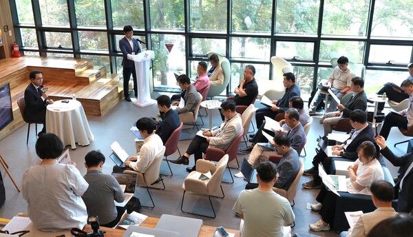 동네북네 북카페 가양1동점에서 3주년 기자간담회 진행하는 박희조 동구청장 모습 (사진=대전 동구)