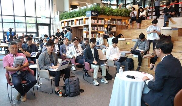 동네북네 북카페 가양1동점에서 3주년 기자간담회 진행하는 박희조 동구청장 모습 (사진=대전 동구)