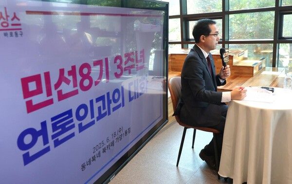 동네북네 북카페 가양1동점에서 3주년 기자간담회 진행하는 박희조 동구청장 모습 (사진=대전 동구)