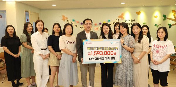 박희조 동구청장이 SK뷰어린이집에서 열린 보육 간담회에 참석해 학부모들과 기념촬영을 하고 있다. (사진=대전 동구)