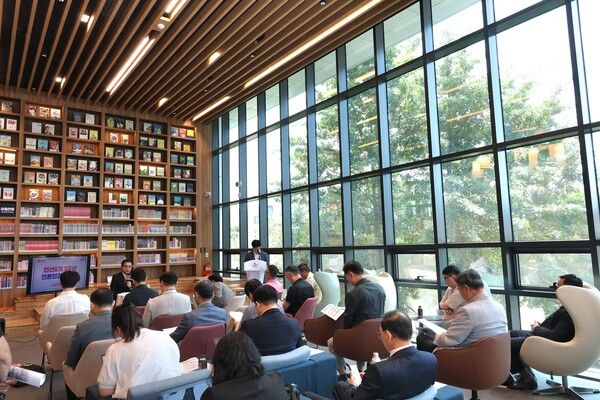 동네북네 북카페 가양1동점에서 3주년 기자간담회 진행하는 박희조 동구청장 모습 (사진=대전 동구)