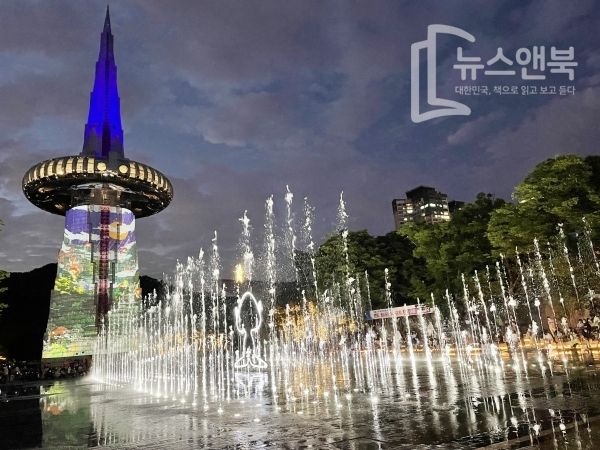 대전 유성구 엑스포과학공원 한빛탑 광장에서 미디어파사드 및 음악분수가 펼쳐진 가운데 코로나로 지친 시민들에게 큰 호응을 얻었다.&nbsp;전우용 기자