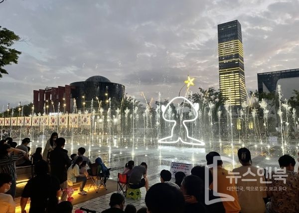 대전 유성구 엑스포과학공원 한빛탑 광장에서 미디어파사드 및 음악분수가 펼쳐진 가운데 코로나로 지친 시민들에게 큰 호응을 얻었다.&nbsp;전우용 기자