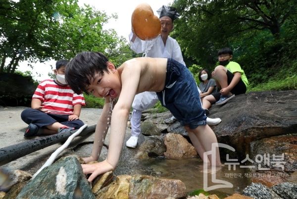 전국이 폭염으로 몸살을 앓고 있다. 낯최고기온 35도를 웃돌며 찜통더위가 계속되자 충남 논산 양지서당에서 유복엽 큰훈장이 학생들에게 계곡물로 등목을 해주며 더위를 식히고 있다.&nbsp;전우용 기자