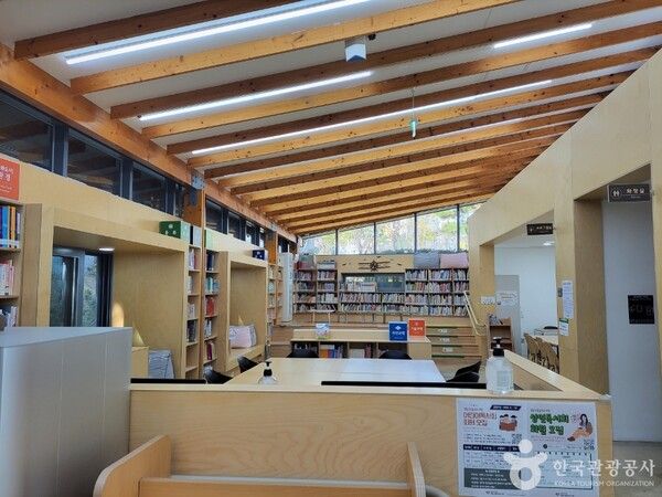 성동구립매봉산숲속도서관 / 관광공사 제공