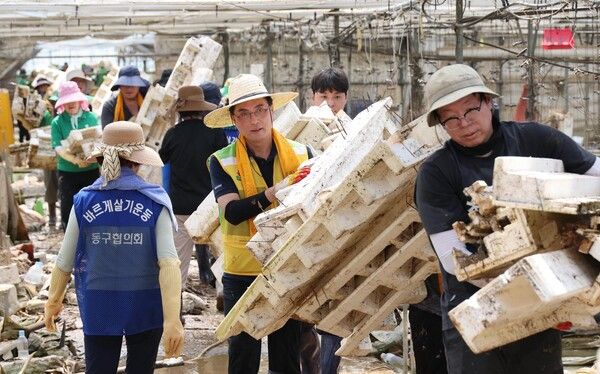 대전 동구 자원봉사자들이 예산군 수해복구 현장에서 봉사활동을 하고 있다 (사진=전우용 기자)
