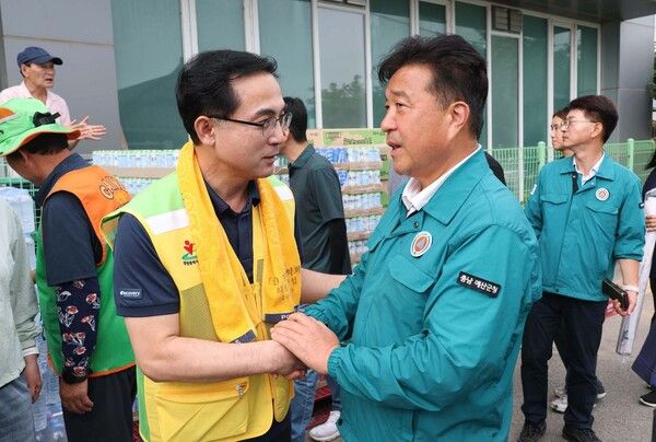 대전 동구 자원봉사자들이 예산군 수해복구 현장에서 봉사활동을 하고 있다 (사진=전우용 기자)