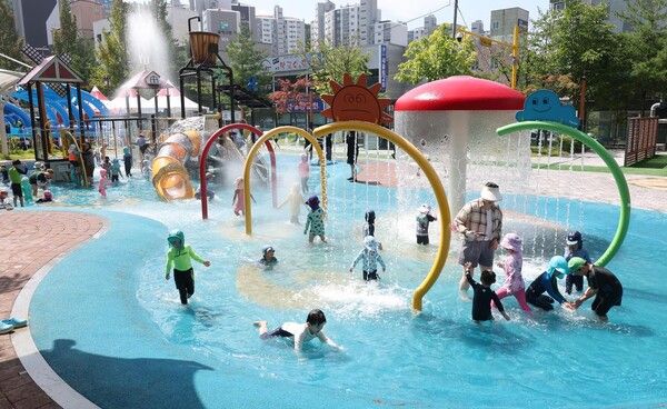 물놀이장을 찾은 어린이들이 시원하게 물놀이를 즐기고 있다. (사진=대전 동구 제공)