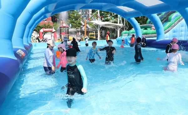 물놀이장을 찾은 어린이들이 시원하게 물놀이를 즐기고 있다. (사진=대전 동구 제공)