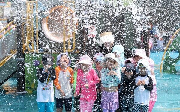물놀이장을 찾은 어린이들이 시원하게 물놀이를 즐기고 있다. (사진=대전 동구 제공)