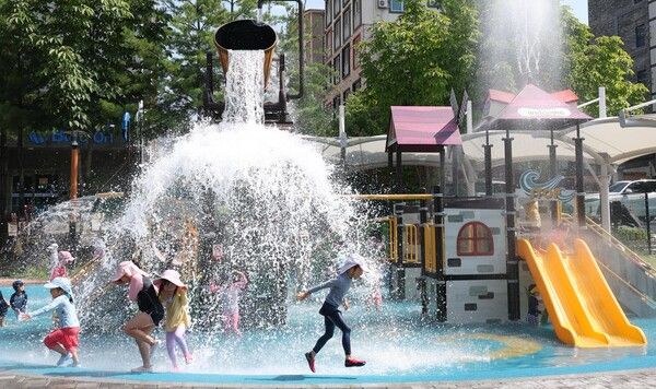 물놀이장을 찾은 어린이들이 시원하게 물놀이를 즐기고 있다. (사진=대전 동구 제공)